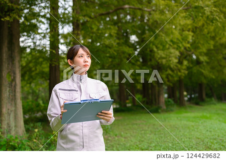 保守管理する作業着の女性 124429682