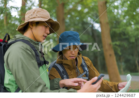 トレッキング中の男性 124429687