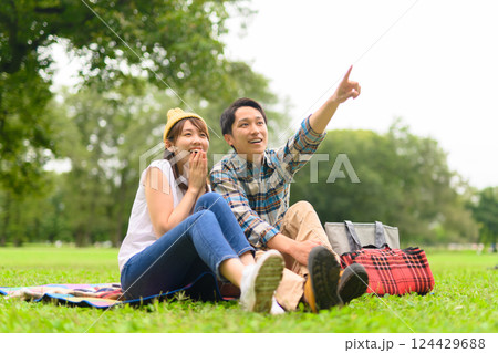 ピクニックをする男女 ピクニックをする男女 124429688