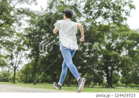 運動する女性 運動する女性 124429723