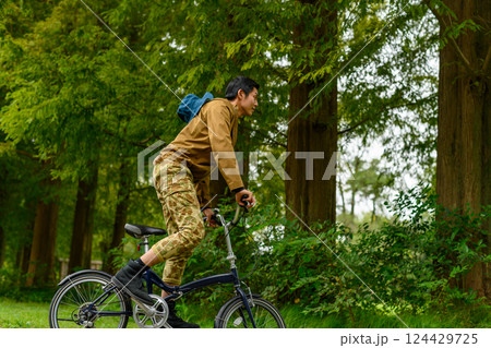 自転車に乗った男性 自転車に乗った男性 124429725