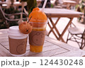 カフェテラスで飲むオレンジジュース 124430248