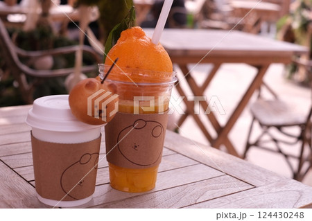 カフェテラスで飲むオレンジジュース 124430248