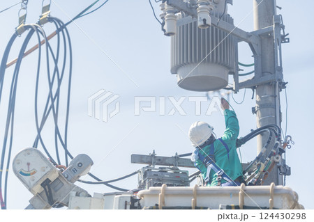 配電線作業　配電工事 124430298