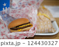 外国のハンバーガー 124430327