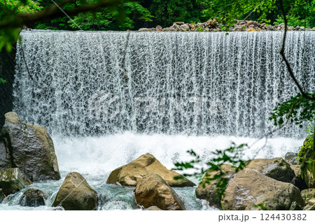 【神奈川県】生い茂る緑に囲まれた箱根の宮ノ下にある堰堤の滝 124430382