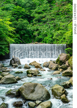 【神奈川県】生い茂る緑に囲まれた箱根の宮ノ下にある堰堤の滝 【神奈川県】生い茂る緑に囲まれた箱根の宮ノ下にある堰堤の滝 124430400