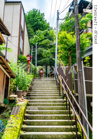 【神奈川県】箱根の宮ノ下にある熊野神社へ続く階段 【神奈川県】箱根の宮ノ下にある熊野神社へ続く階段 124430421