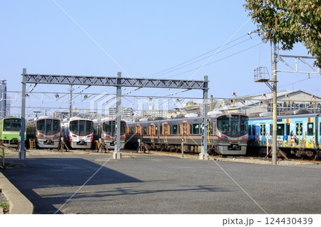 森ノ宮電車区に留置されている大阪環状線車両 森ノ宮電車区に留置されている大阪環状線車両 124430439