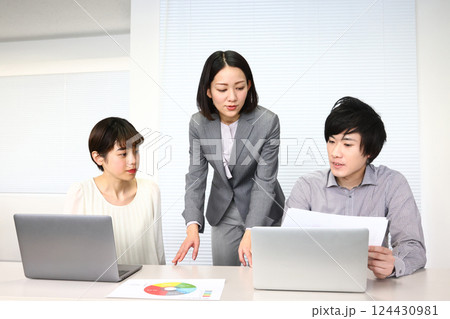 ビジネス会議 ビジネス会議 124430981