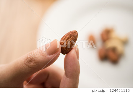 ナッツを食べる 124431116