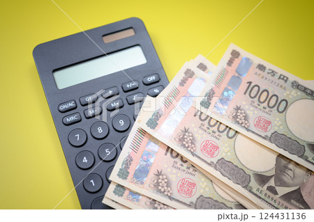 お金と電卓 124431136