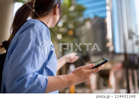 外出する女性 外出する女性 124431140