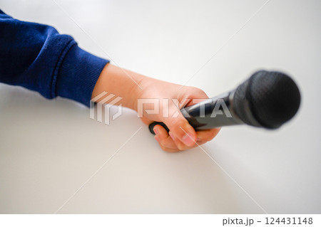 マイクを持った子ども マイクを持った子ども 124431148