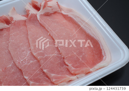 カナダ産生姜焼用豚ロース三元麦豚 124431739