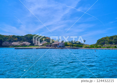 春の島根県松江市島根町の加賀湾(かかわん)から桂島(かつらしま)を見る 春の島根県松江市島根町の加賀湾(かかわん)から桂島(かつらしま)を見る 124432215
