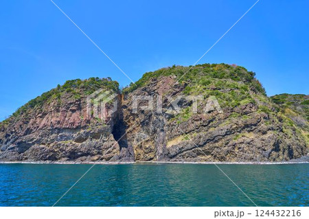 島根県松江市島根町の潜戸鼻西側から旧潜戸(きゅうくけど)を見る 124432216