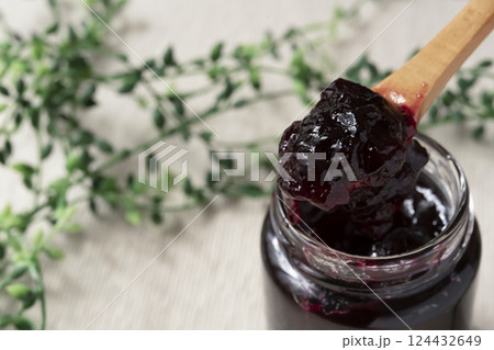 瓶詰めのブルーベリージャム 瓶詰めのブルーベリージャム 124432649