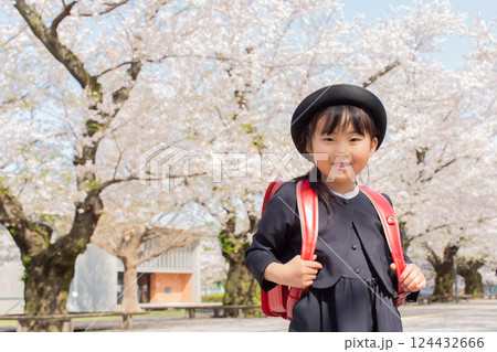 ランドセル姿の1年生 124432666