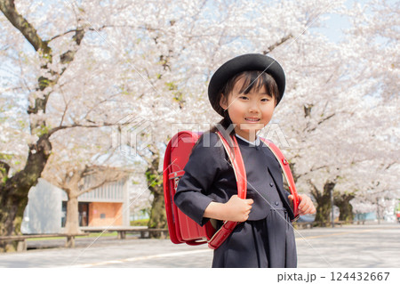 ランドセル姿の1年生 124432667