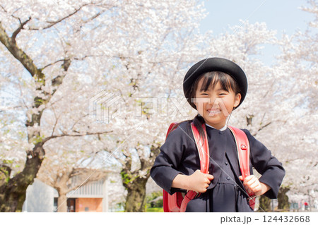 ランドセル姿の1年生 124432668