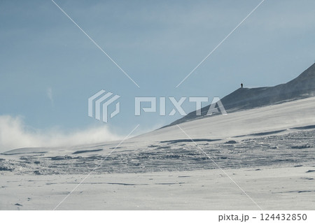 雪煙舞う山肌 険しい稜線の雪山 3月の雪山を登山 雪煙舞う山肌 険しい稜線の雪山 3月の雪山を登山 124432850