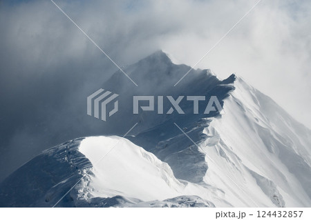 雪煙舞う山肌 険しい稜線の雪山 3月の雪山を登山 雪煙舞う山肌 険しい稜線の雪山 3月の雪山を登山 124432857