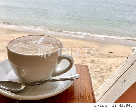 テーブルに置かれた美味しそうなカフェラテ 124432946