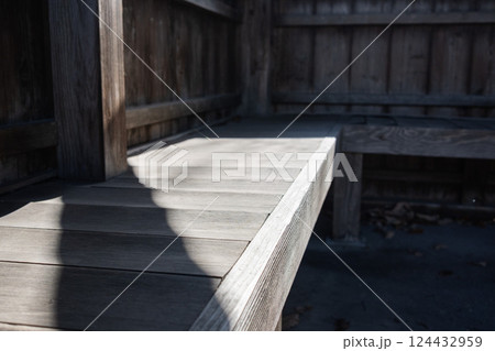 近隣の住宅地にある公園の椅子　子供たちが学校から帰って遊ぶ公園 124432959