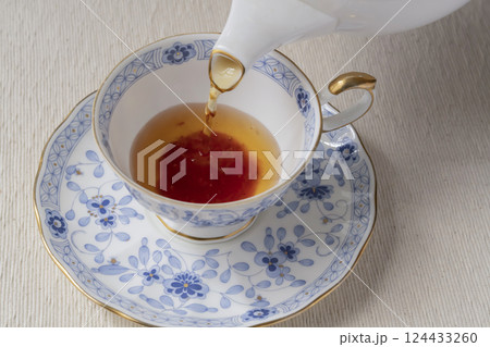 ロシアンティー　ジャムをスプーンで紅茶に入れる　紅茶を注ぐ 124433260