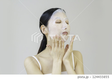 シートマスクをつける若い女性 シートマスクをつける若い女性 124433855