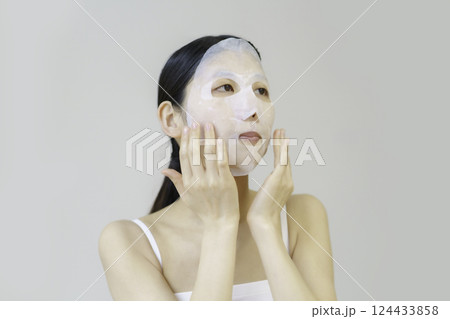 シートマスクをつける若い女性 124433858
