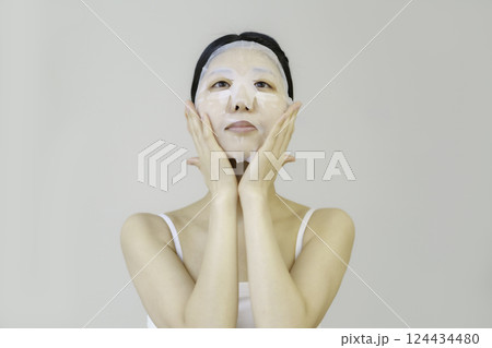 シートマスクをつける若い女性 124434480