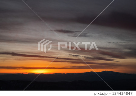 8月、晴天の下で西穂高岳の稜線から見る夏山の北アルプス 雲海に沈む夕日と笠ヶ岳 8月、晴天の下で西穂高岳の稜線から見る夏山の北アルプス 雲海に沈む夕日と笠ヶ岳 124434847