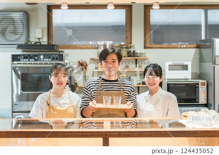 レストラン・カフェのスタッフ（オーナー夫婦・コック・調理師） 124435052
