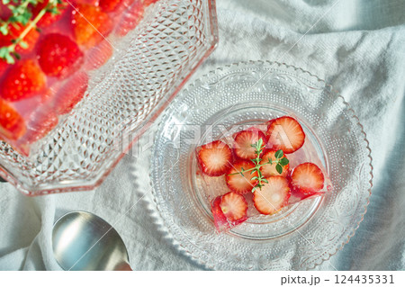 苺が美しく並んだ透明な苺のテリーヌ 124435331