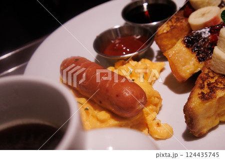 お洒落なカフェでいただく美味しいブランチ お洒落なカフェでいただく美味しいブランチ 124435745