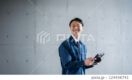 タブレットを持った男性 タブレットを持った男性 124436741