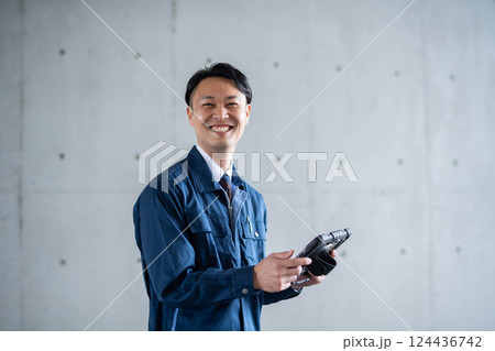 タブレットを持った男性 124436742