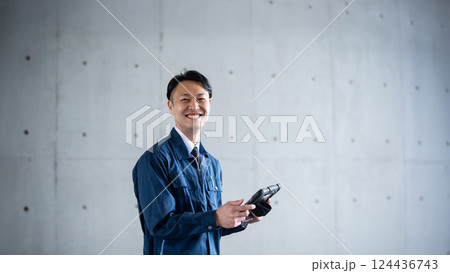 タブレットを持った男性 タブレットを持った男性 124436743