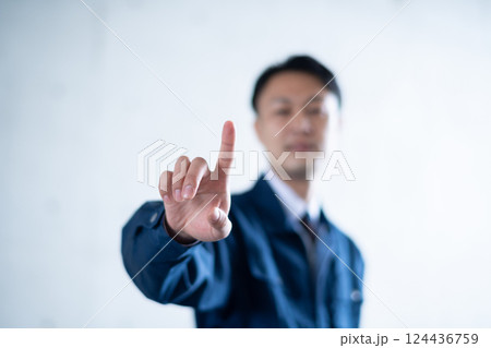 エンジニアの指先 124436759