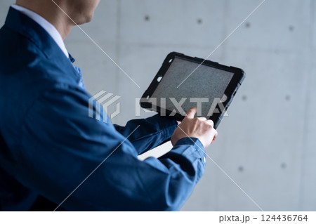 タブレットで点検作業 124436764