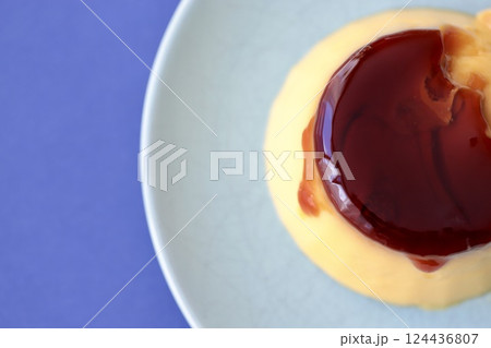 ちょっと崩れたゼラチンで固めたカスタードプリン 124436807