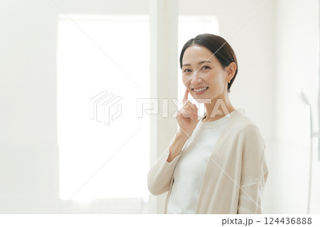 肌の潤いを実感するミドル女性 124436888