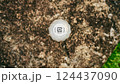 石の上に置いたペットボトルの蓋 石の上に置いたペットボトルの蓋 124437090