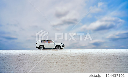 青空と走る白い車 青空と走る白い車 124437101