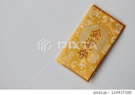 日本のお守り　金運アップのお守り 124437166