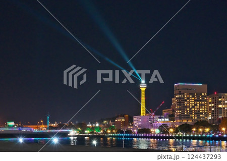 冬 横浜港大桟から望むイエローライトアップのマリンタワーの投光 124437293