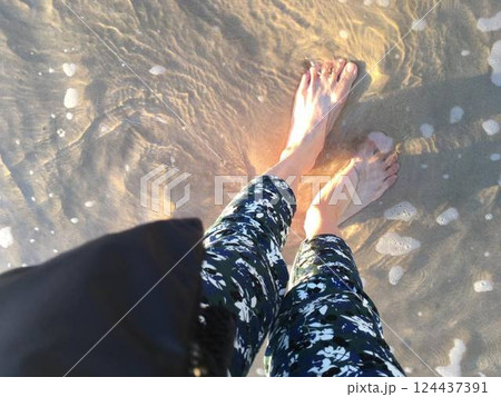 裸足で海に入る 裸足で海に入る 124437391