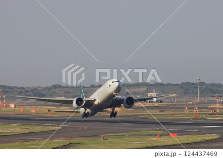 離陸するキャセイパシフィック機　上昇する旅客機 124437469